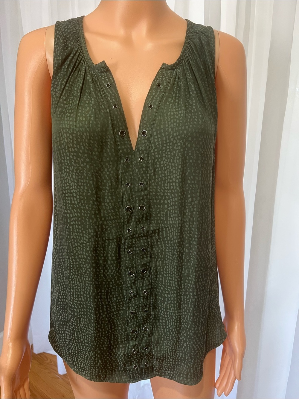 Jennifer Lopez Olive Green Sleeveless Button-Front Camisole